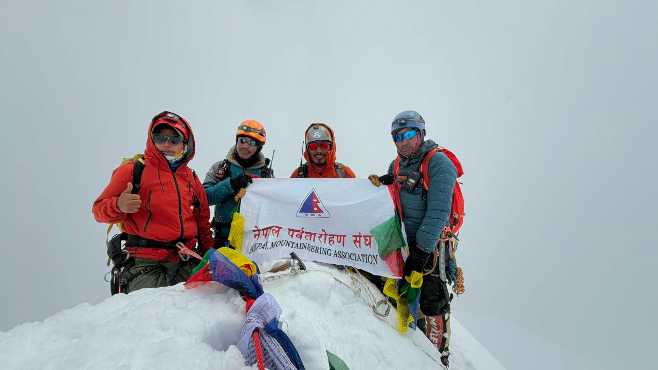 29 aspiring mountain guides summit 6,355m Danga Peak in Taplejung