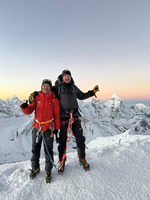 Kazakh climbers scale Island Peak via Chola Pass