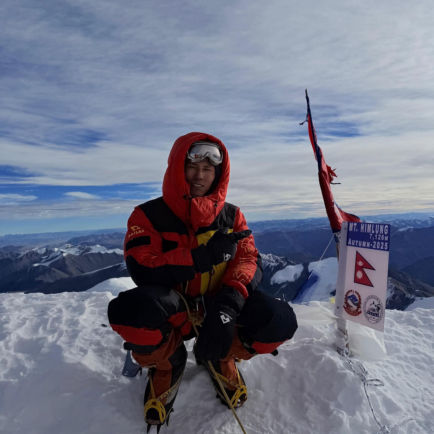 Eight climbers from 8K Expedition summits Himlung Himal